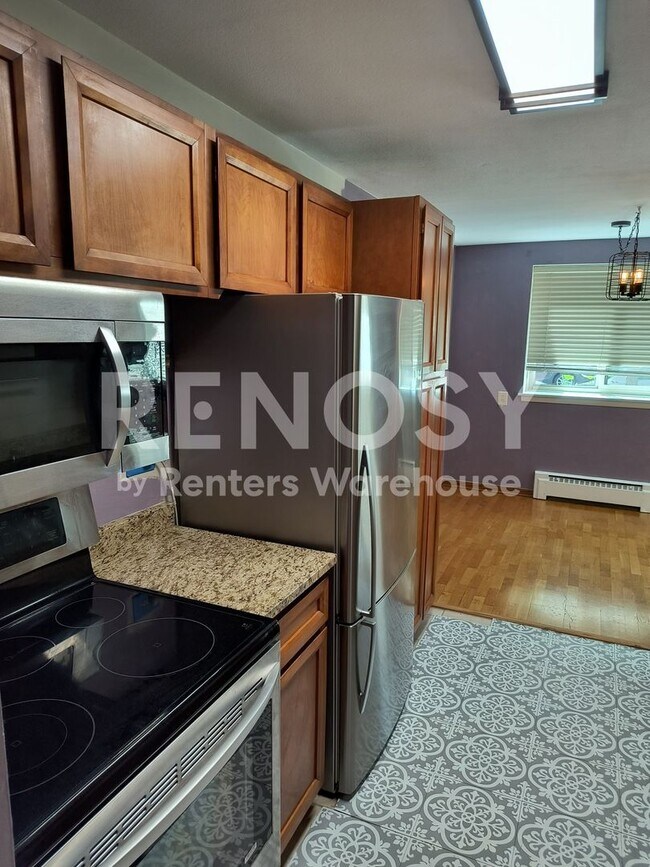Building Photo - Available June 10th 2 Bedroom 1 Bath Condo in Minneapolis