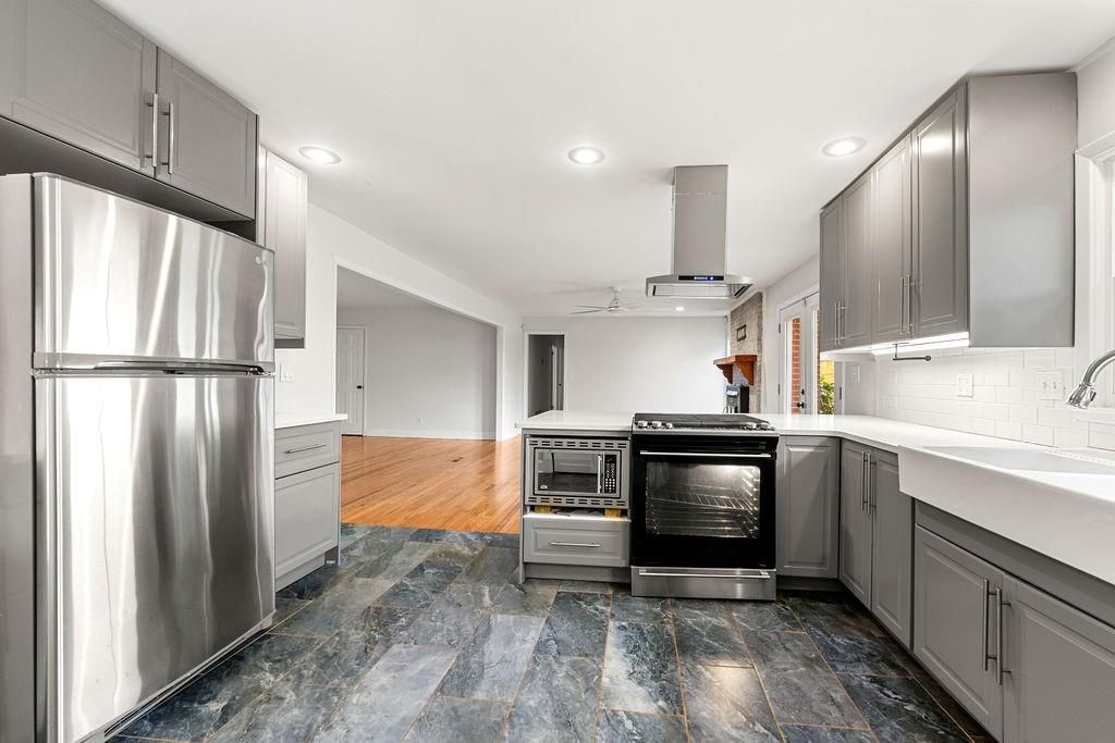 Building Photo - 161 Deerwood Cir