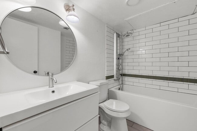 Building Photo - 505 W 7th St