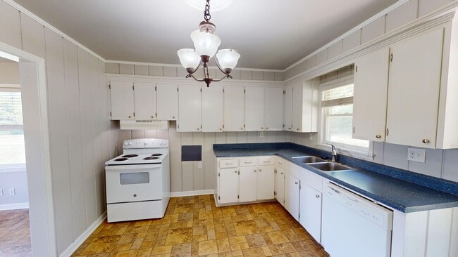 Building Photo - Charming farmhouse in Franklin, TN!