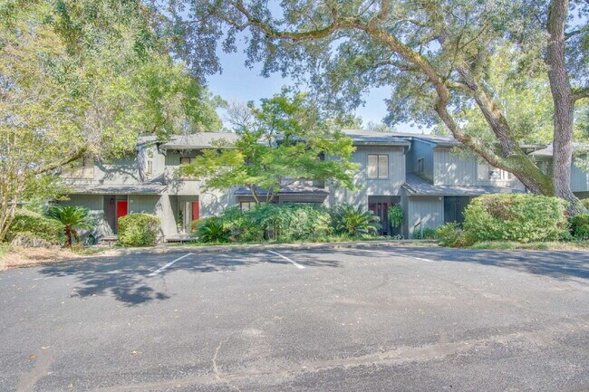 Building Photo - 2 Bedroom, 2.5 Bath Townhome with Easy Acc...