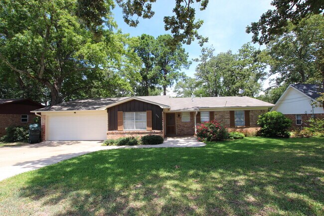 Building Photo - 2930 Williamsburg Dr