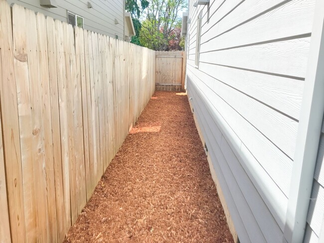 Building Photo - 5518 SE 61st Ave