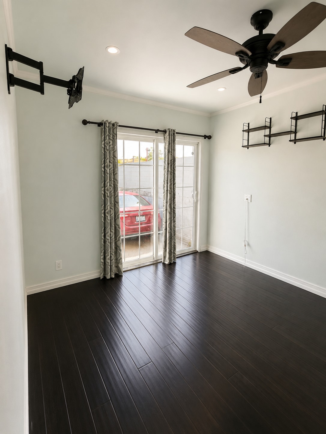 2nd bedroom with sliding door - 1114 W 57th St