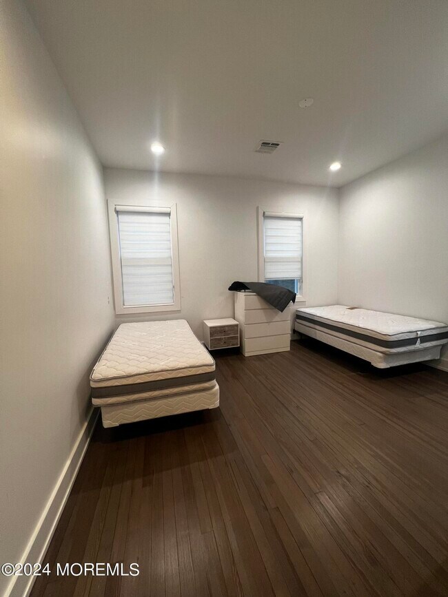 Building Photo - 255 Hollywood Ave