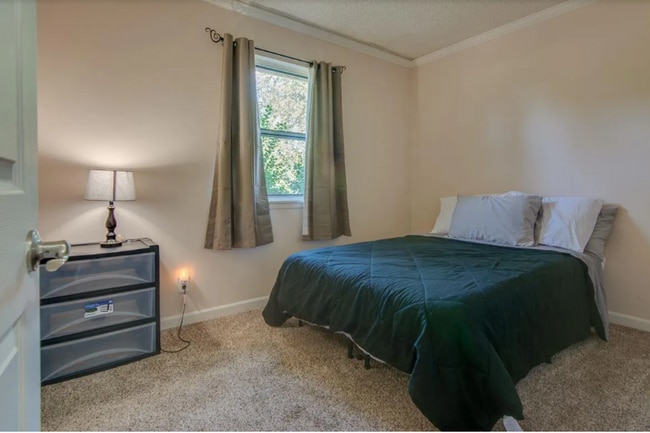 Building Photo - Don't miss out on this beautiful home!