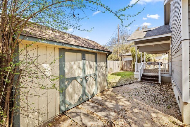 Building Photo - 1318 Bonham Terrace