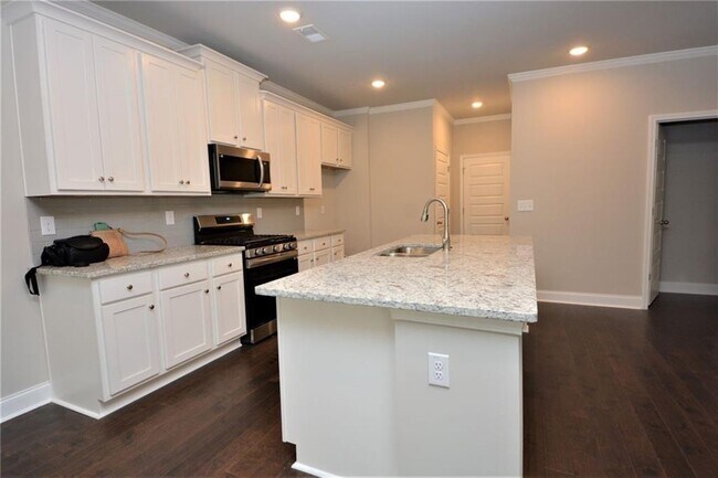 Building Photo - 2170 Manor Pointe Dr