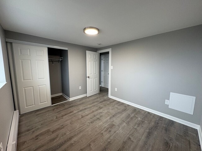 Building Photo - Completely remodeled 2 Bedroom Apartment in Bellevue with private Balcony!