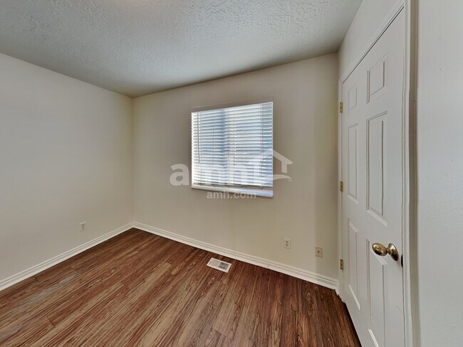 Building Photo - 651 Saddlebrook Dr