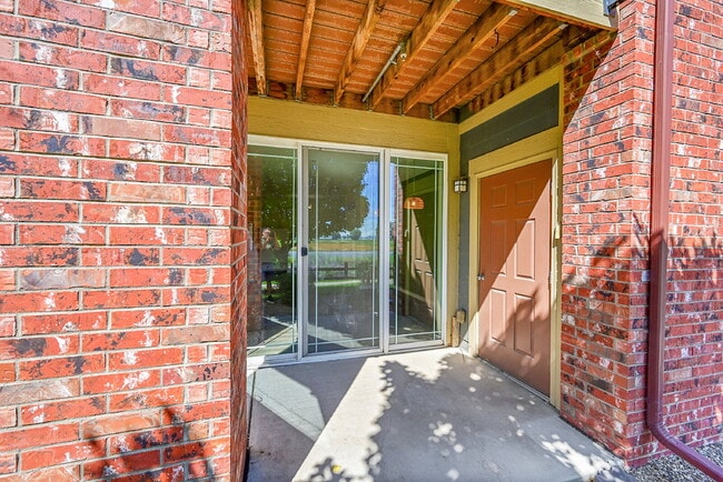 Building Photo - $1,595.00 - $500 OFF First Month Rent -  2 Bedrooms, 1 Bathroom, Condo in Longmont with Washer an...