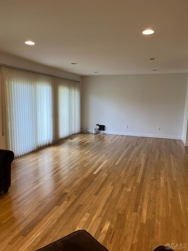 Building Photo - 3601 N Oaks Blvd