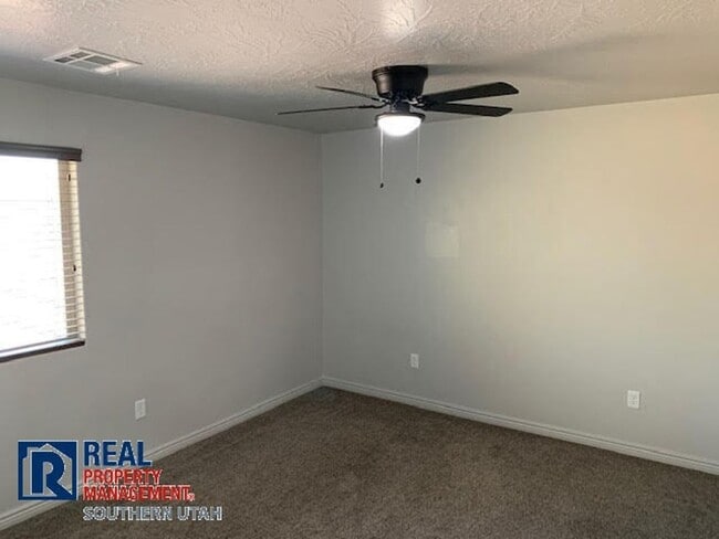 Building Photo - 4 Bedroom townhome