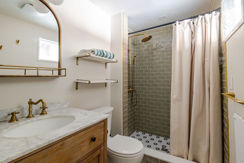 Building Photo - 552 Columbia St