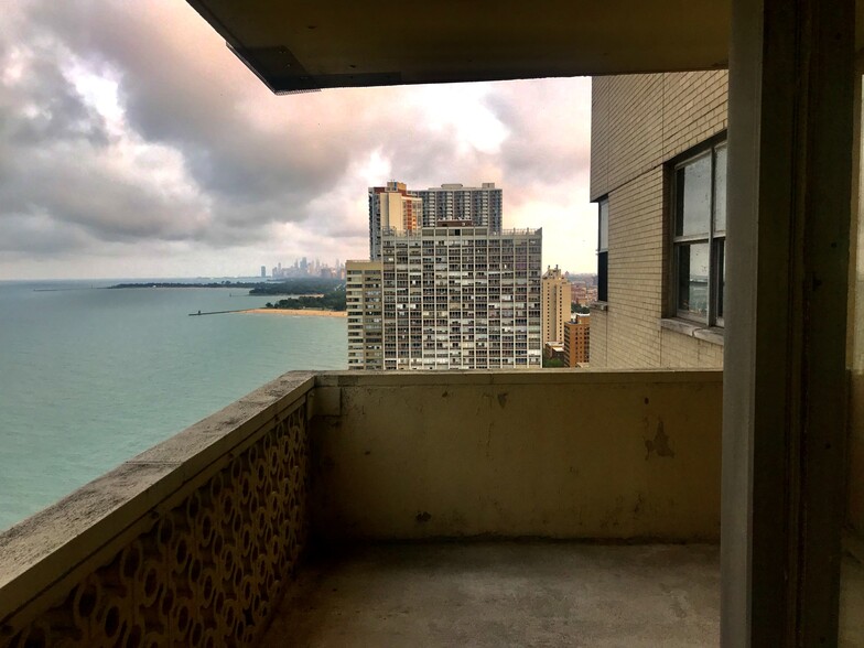 Balcony - 6301 N Sheridan Rd