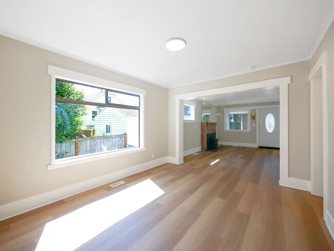 Building Photo - 2 Bed 1.5Bath Single-family House Availabl...