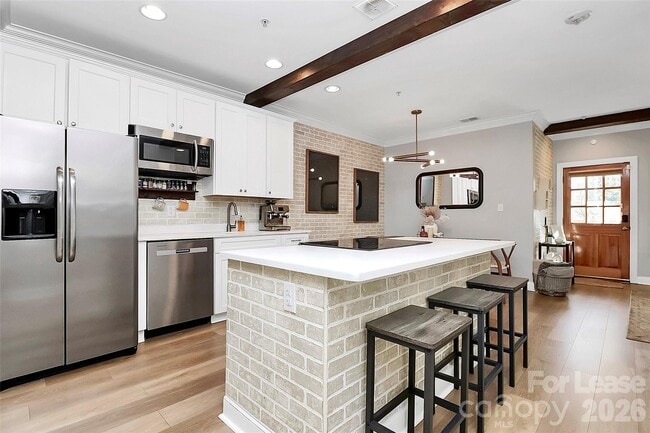 Building Photo - 105 S Summit Ave