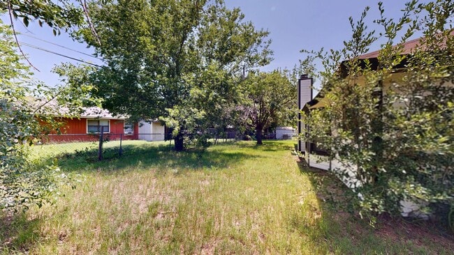 Building Photo - REMODELED 3 BEDROOM 2 BATH ALL TILE HOUSE!!!