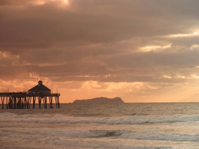 Building Photo - Steps to the Beach with rooftop deck