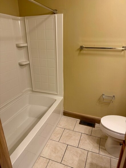 Building Photo - 1616 Spring Valley Dr