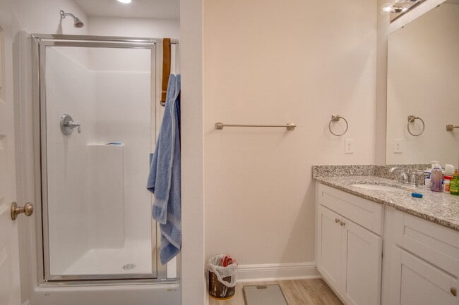 Building Photo - 3 Bed, 2.5 Bath Townhome – Prime Central L...