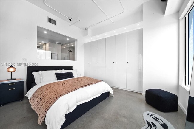 Building Photo - 10 SW South River Dr