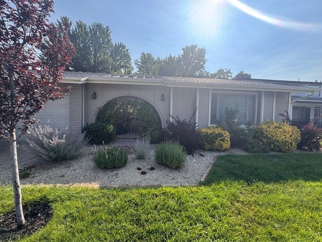 Building Photo - 4860 Lakeside Dr