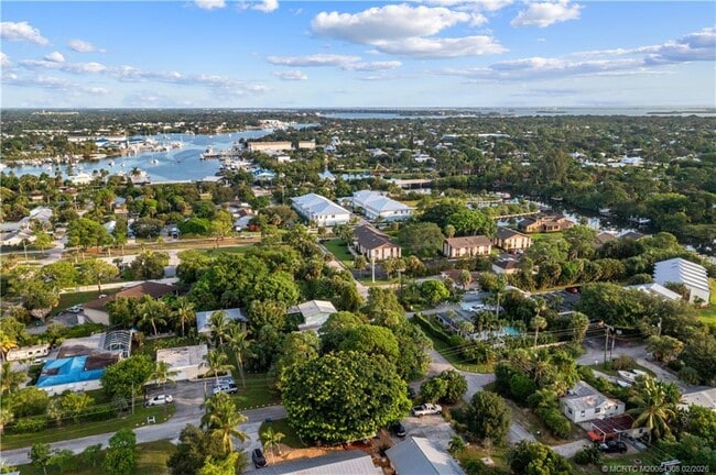 Building Photo - 4885 SE Capstan Ave