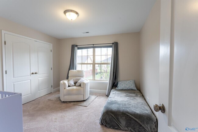 Building Photo - 2524 Oak Pl Dr SE