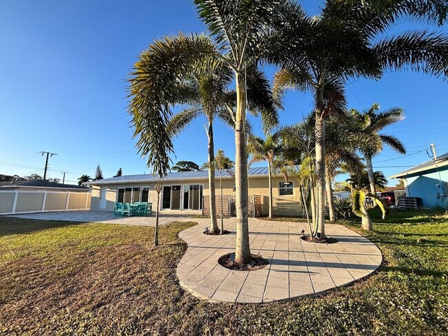 Building Photo - 583 SE Calmoso Dr
