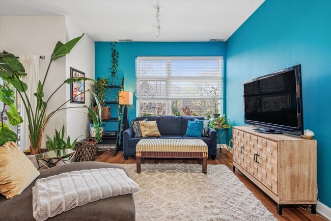 Building Photo - 3741 N Wolcott Ave