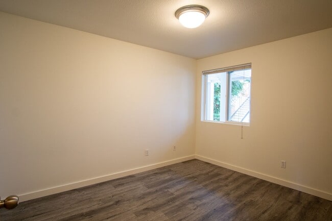 Building Photo - Garden Level 1 Bdr w/ Private Patio Ready ...