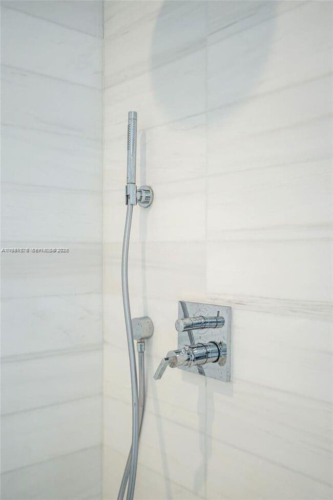 Building Photo - 700 NE 26th Terrace