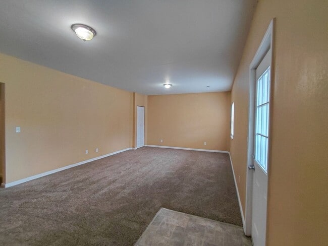 Building Photo - Home close to Post