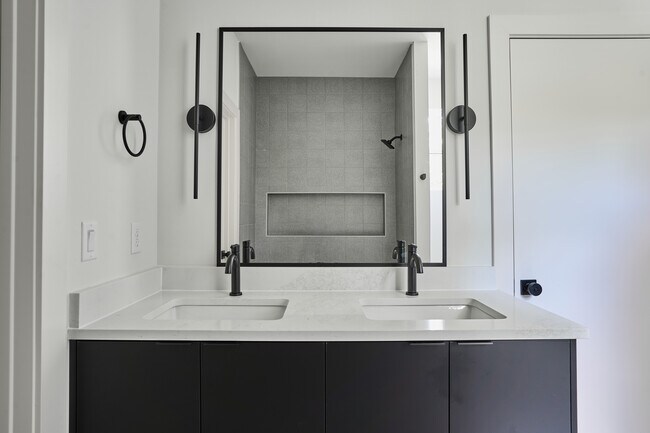 Building Photo - 412 Hackberry Ln