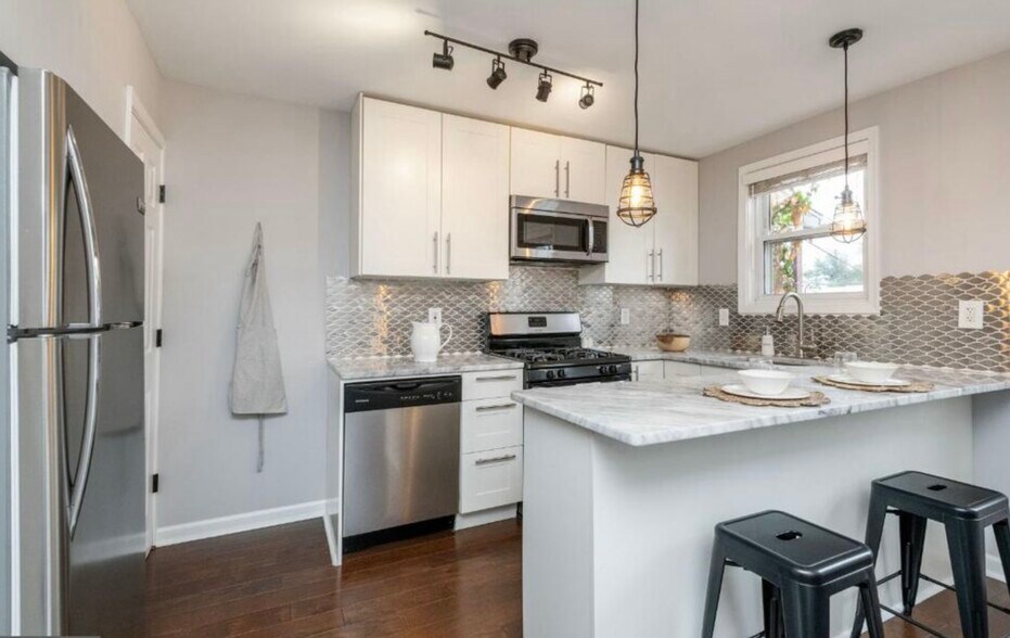 kitchen - 1330 W 37th St