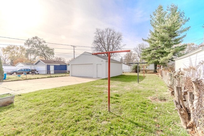 Building Photo - Beautifully Updated 3-Bedroom Home with Finished Basement & Spacious Backyard in Prime Royal Oak ...