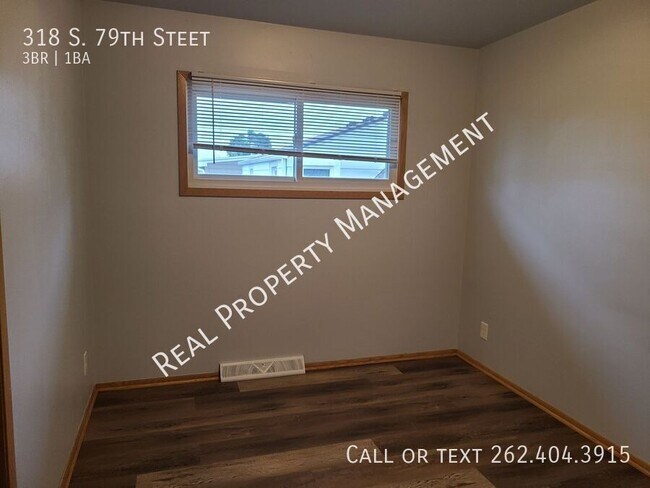 Building Photo - 318 S 79th St