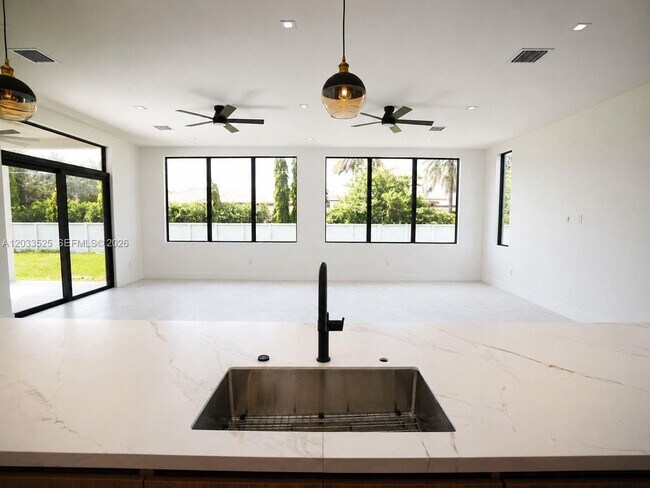 Building Photo - 13023 Davie Oaks Dr