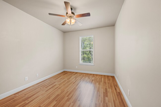 Building Photo - 4 Bed Navarre Townhome in Pool Community