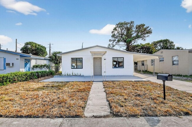 Building Photo - 917 W 2nd St