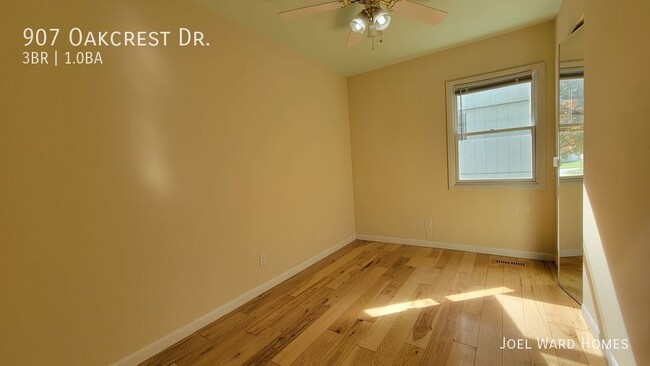 Building Photo - 907 Oakcrest Dr