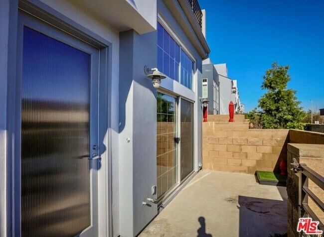 Building Photo - 5350 Playa Vista Dr