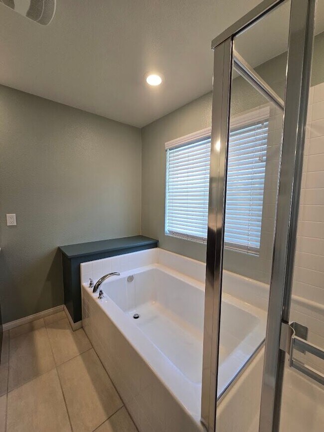 Building Photo - 3-Bedroom Home in Gated Community with Mod...
