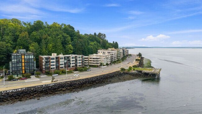 Building Photo - Enormous Waterfront Alki Condo w/ Stunning Views