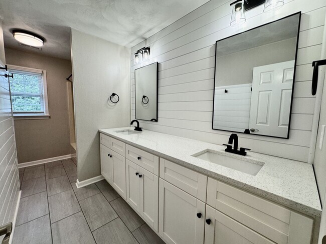 Building Photo - 4-Bedroom Home In Great Neck Meadows! Ready NOW!!! Fenced Backyard! HUGE Corner Lot! Dog Friendly!