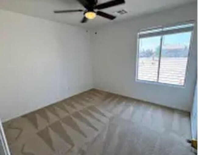 Building Photo - Beautiful 2 bedroom townhouse with garage