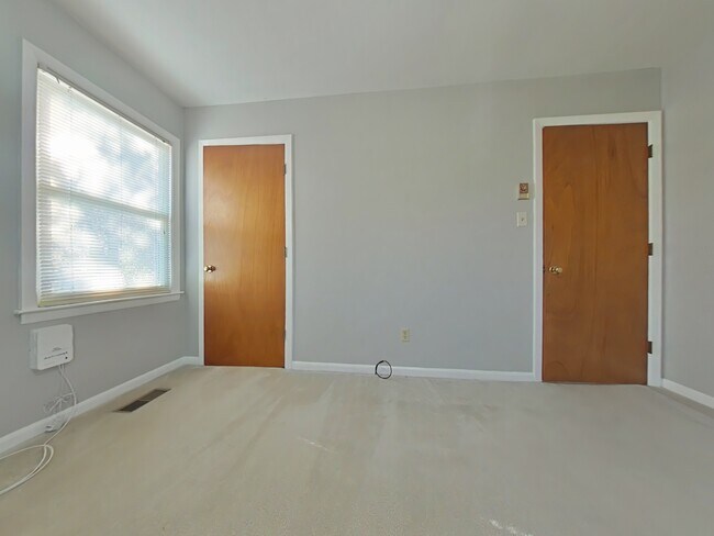 Building Photo - 3320 Forest Lake Dr