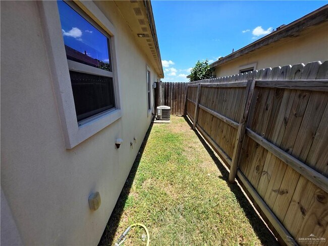 Building Photo - 2116 Garden Ridge Dr