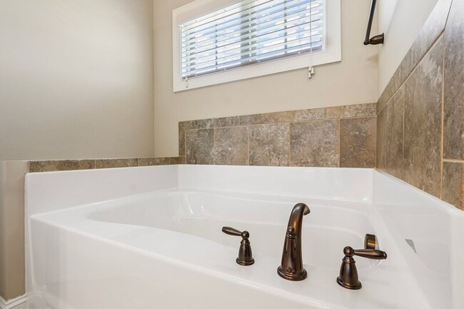 Building Photo - 501 Daylily Ct